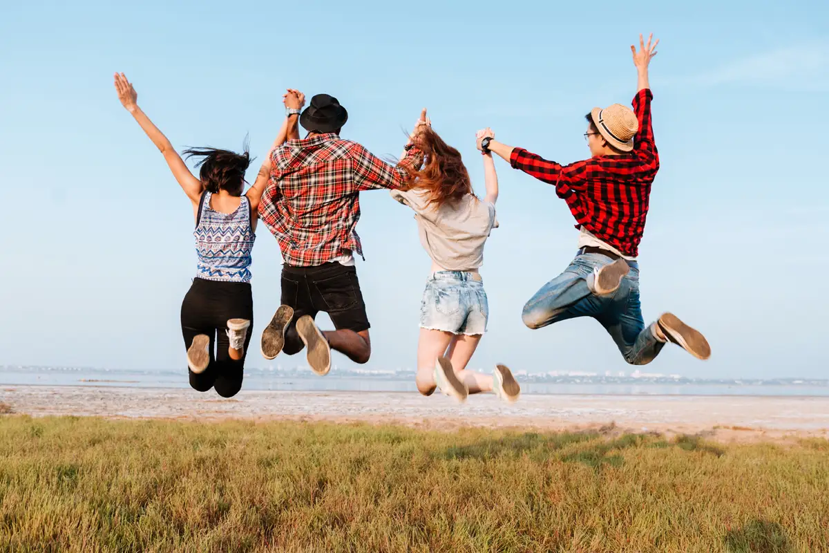 jovenes saltando felices