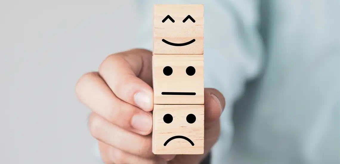dados de madera que representan emociones