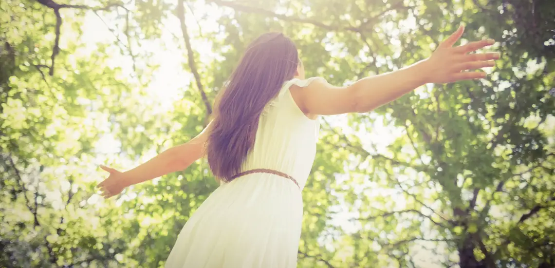 mujer que se siente libre y feliz