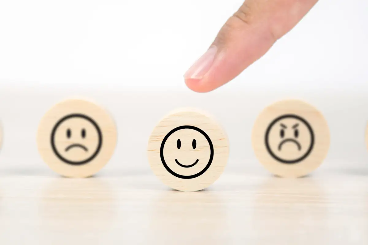 tres dados con caras que representan emociones