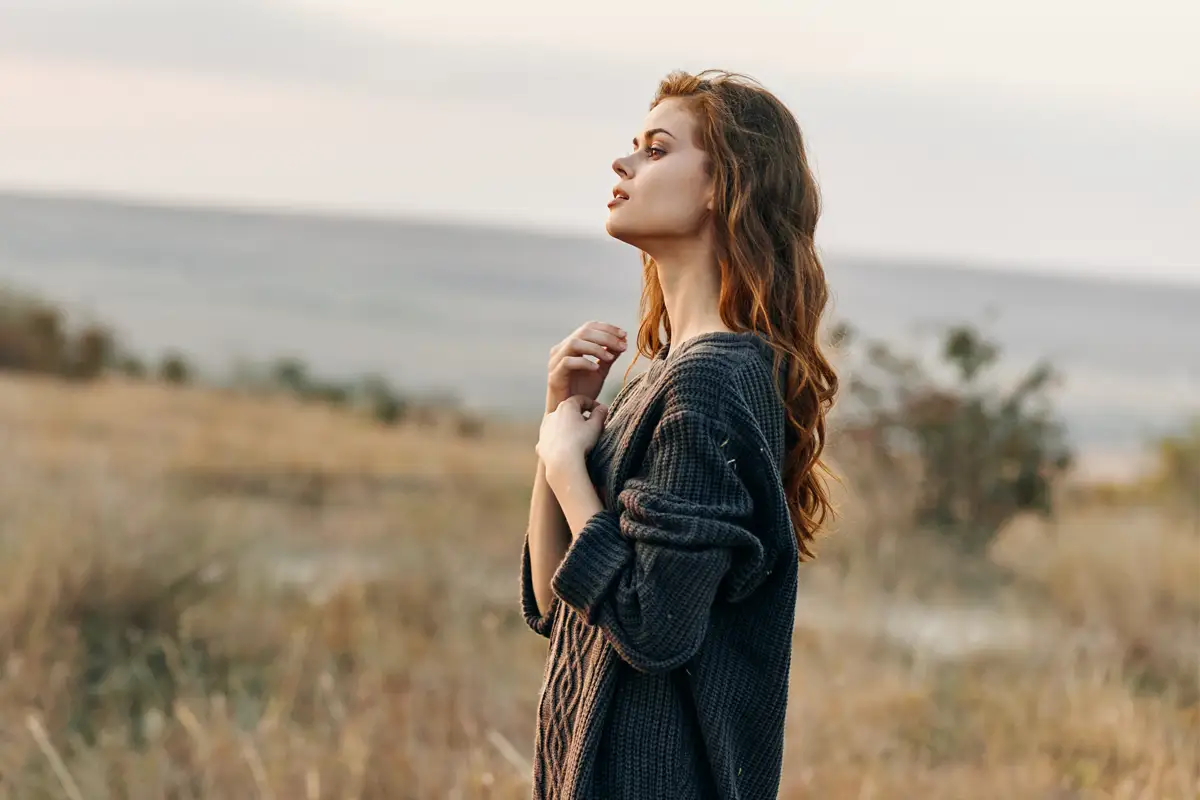 mujer contemplativa en un campo