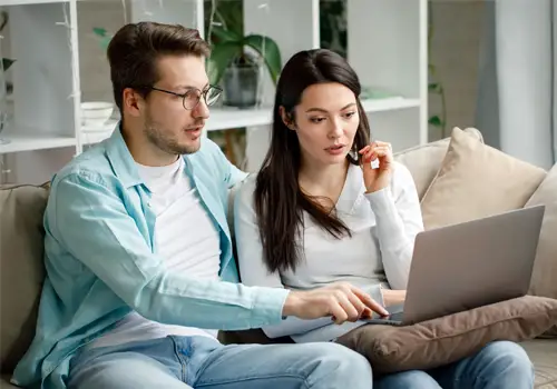pareja tomando terapia online