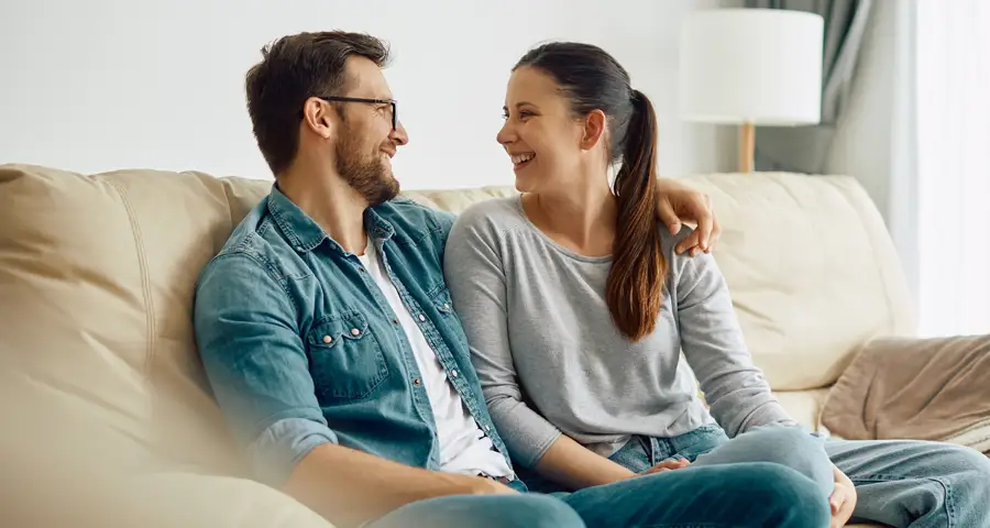 pareja conversando en actitud amable