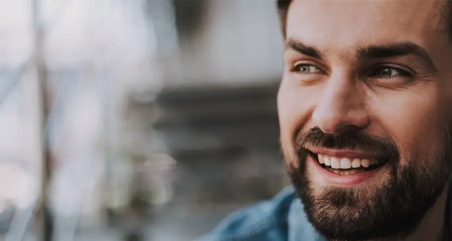 hombre con cara optimista