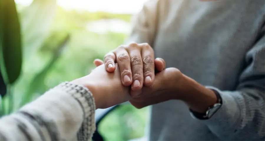 dos personas enlazando sus manos