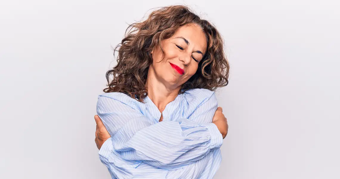 mujer abrazándose a sí misma