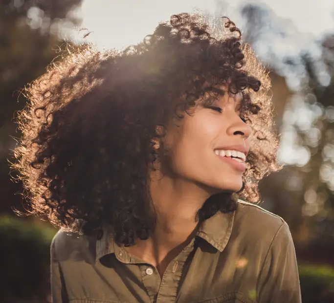 una mujer sonriendo despreocupada