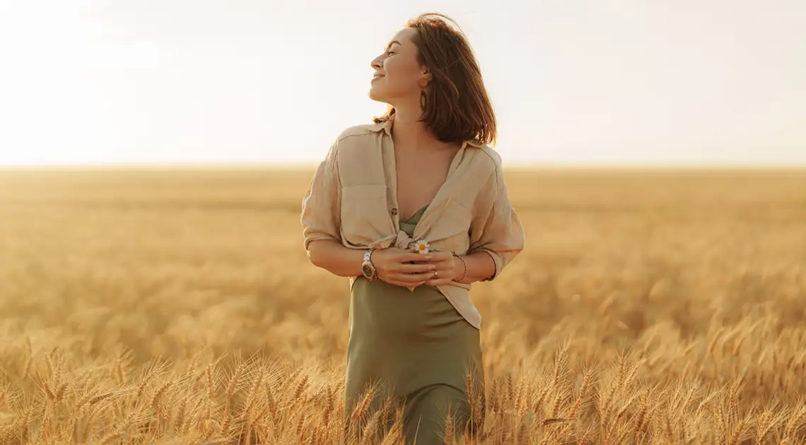 mujer con actitud serena en un campo
