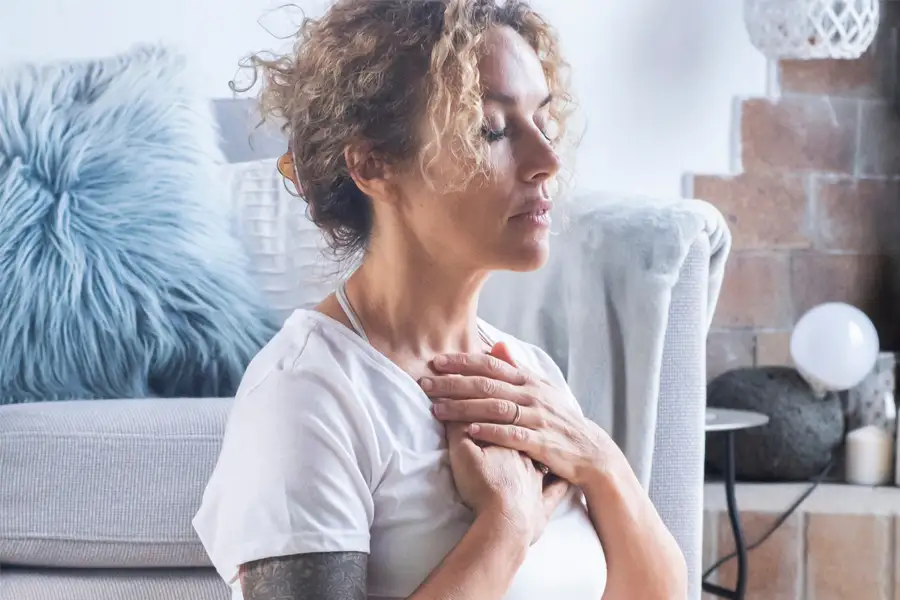 una mujer haciendo ejercicios de respiración