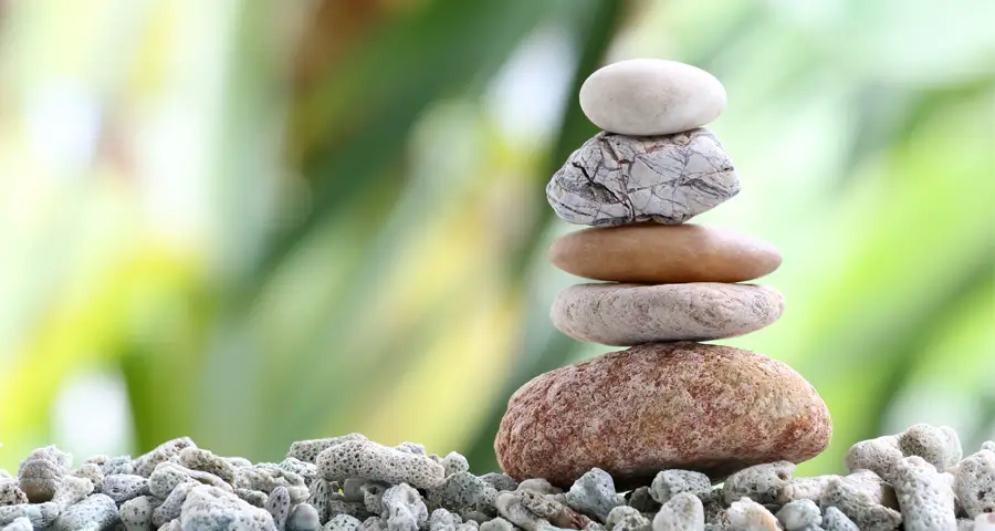 conjunto de piedras en equilibrio