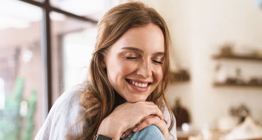 mujer con cara de felicidad