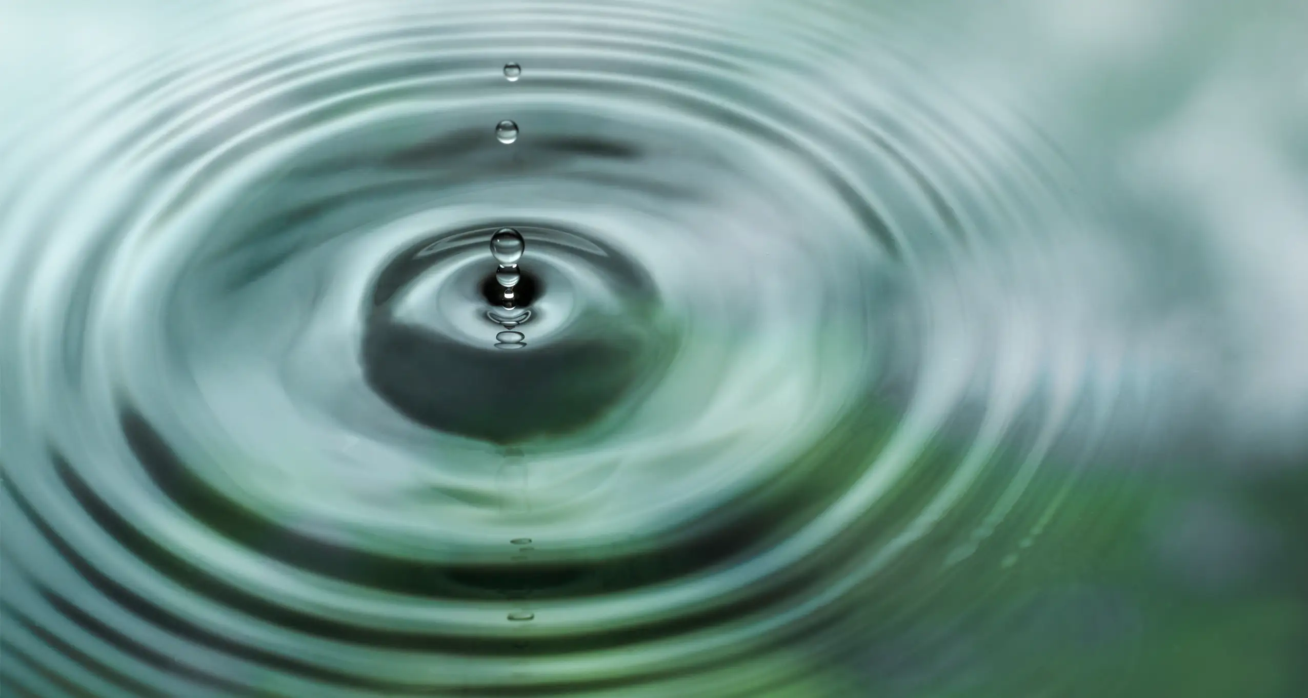 gota de agua formando ondas