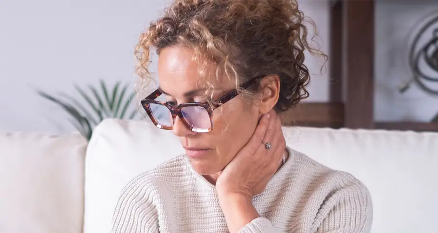 mujer con signos de inseguridad emocional