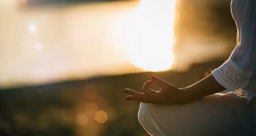 mujer haciendo yoga