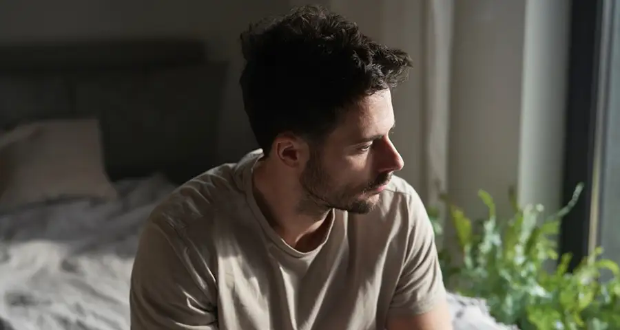 hombre sin ganas de hacer nada en la cama
