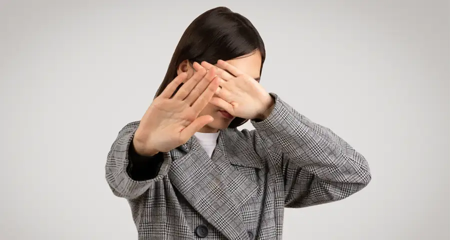 mujer tapándose los ojos