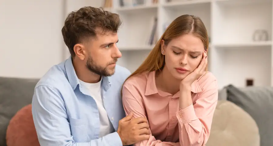 mujer con depresión al lado de su pareja